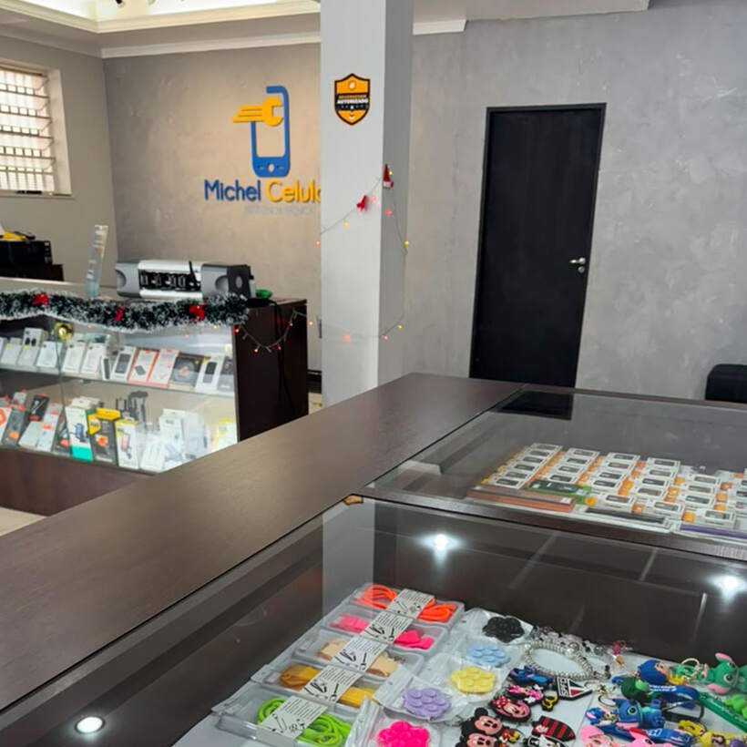 Vitrine com acessórios de smartphone organizados
