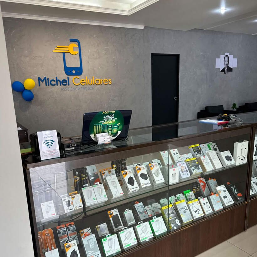 Balcão de atendimento da Michel Celulares com a marca em destaque