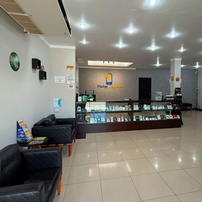 Interior amplo da loja com sala de espera e vitrines